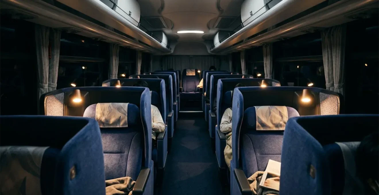 Intérieur d'un bus de nuit japonais premium avec sièges inclinables et ambiance tamisée