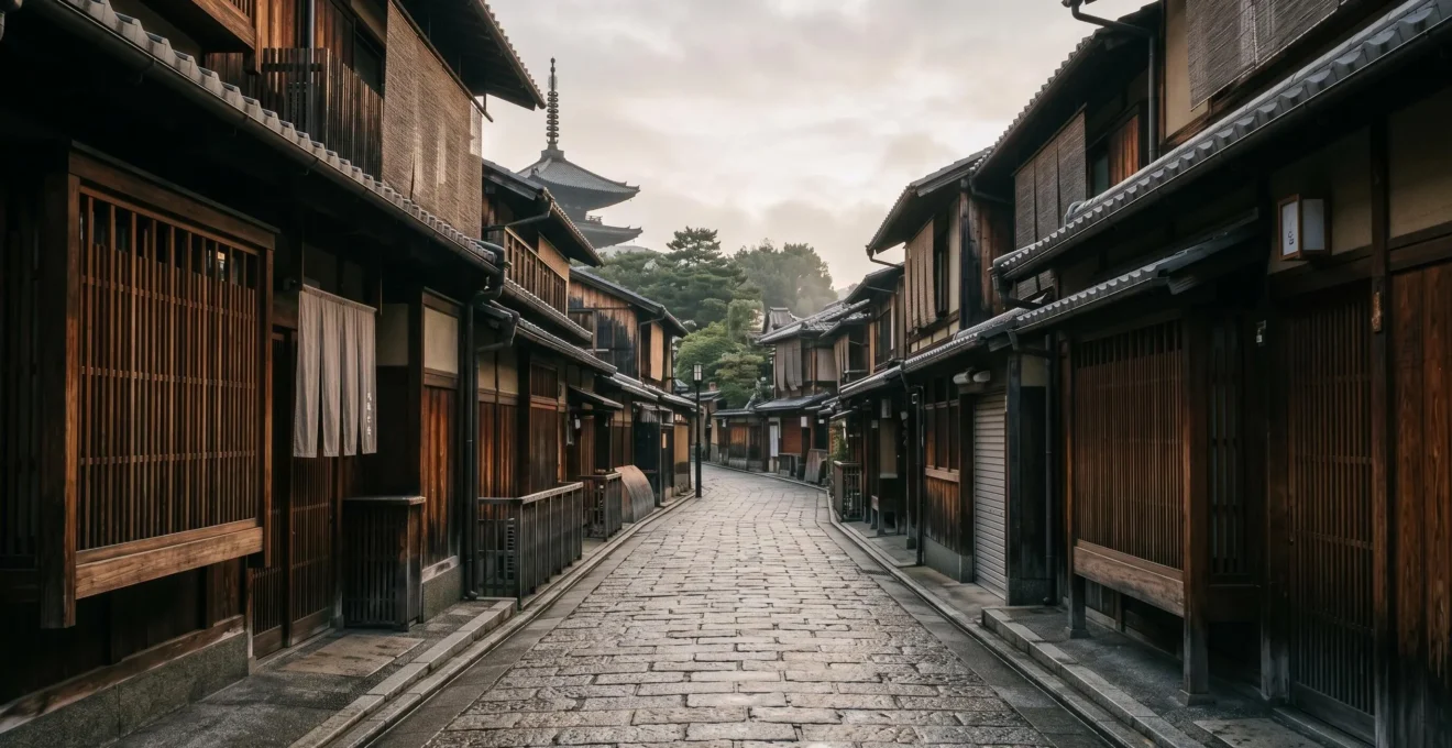 Ruelle pavée traditionnelle du quartier de Gion à Kyoto avec des machiya en bois dans la lumière douce du matin