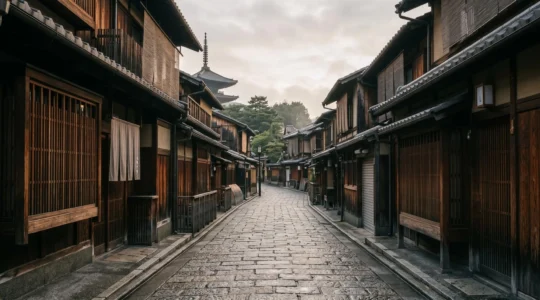 Ruelle pavée traditionnelle du quartier de Gion à Kyoto avec des machiya en bois dans la lumière douce du matin